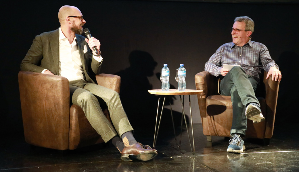Im Sport-Talk, moderiert von Heini Schwendener (rechts), verrät Marco Büchel weshalb sogar er beim Tontaubenschiessen scheitert.
