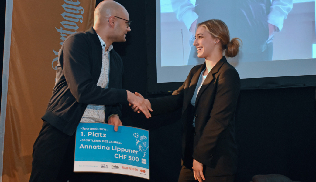 Annatina Lippuner durfte den Preis für den ersten Platz von Urs Villiger (Rii Seez Net, Leiter Markt) entgegennehmen.