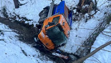 Salzwagen stürzt bei Selbstunfall in Bachbett