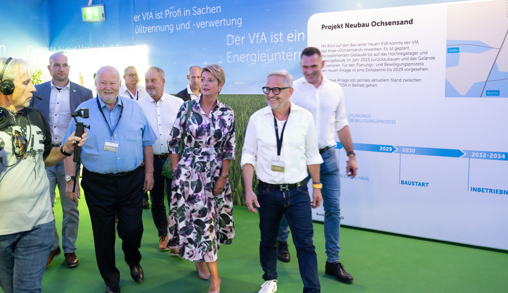 Die Wiga-Veranstalter und Politiker aus Kanton und Region begleiten Karin Keller-Sutter durch die Ausstellung.