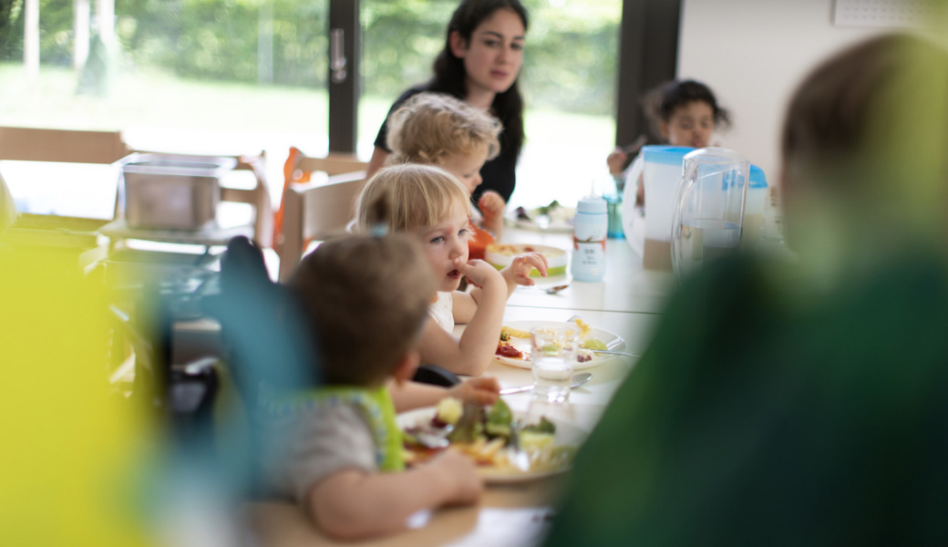 Für die Tarifberechnung wird neuerdings das Familien-Jahreseinkommen angewendet: Tagesstätten bieten Betreuung und frische Mahlzeiten. 