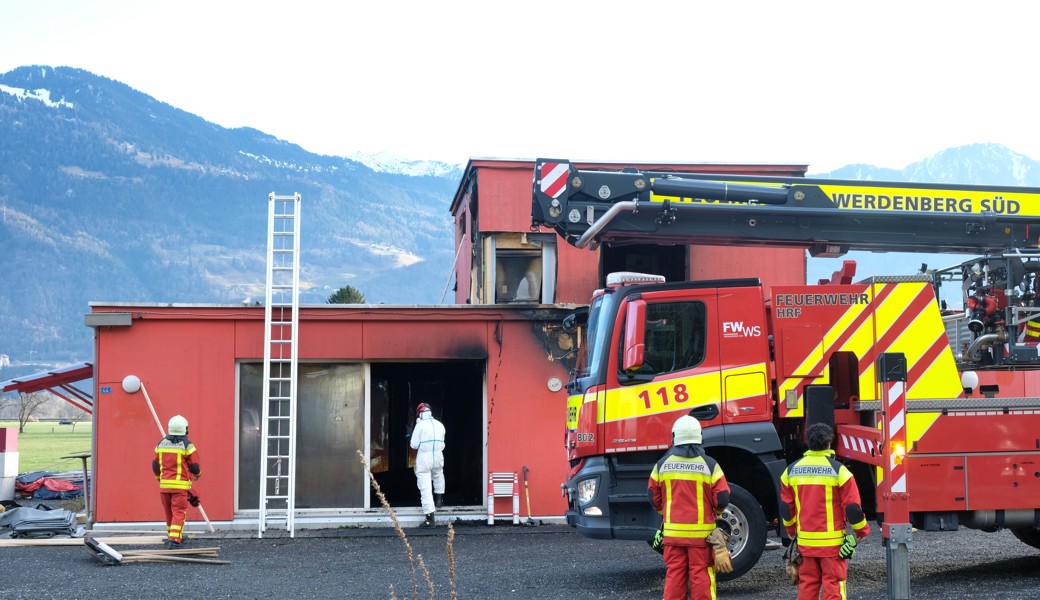 Ein Forensiker im weissen Schutzanzug begutachtet am 3. Januar das Brandobjekt des ehemaligen Restaurants La Cantina in Rans.
