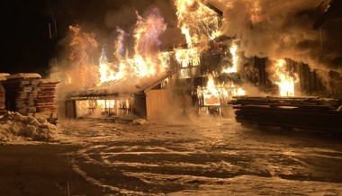 Grossbrand in Sägerei: 110 Feuerwehrleute im Einsatz