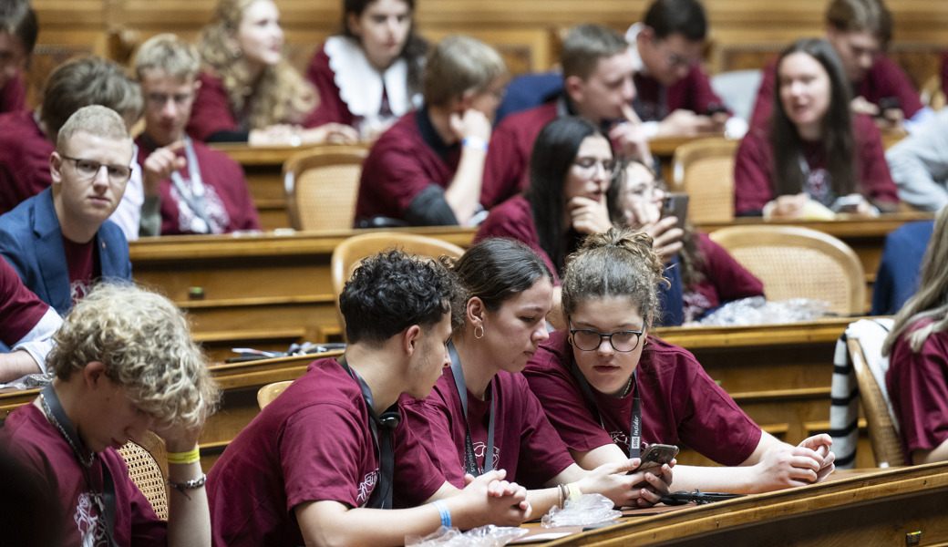 Jugendliche debattieren in Nationalratssaal an der Jugendsession im Bundeshaus.