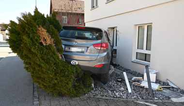 20'000 Franken Schaden:  Auto prallt in Hauswand
