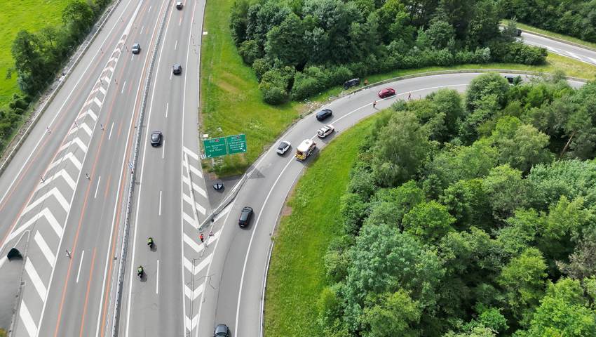 Das Auto hatte den Verkehrsteiler der Verzweigung touchiert.