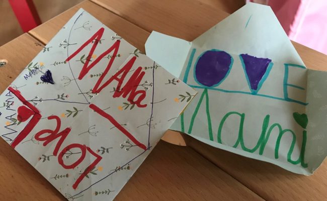 Mama, ich liebe Dich: Verzierte Umschläge mit einer herzlichen Botschaft