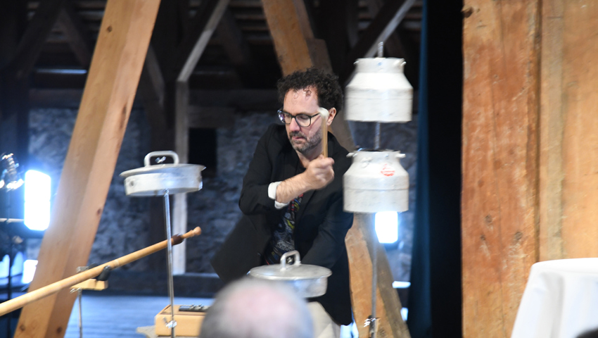  Musikalische Echos von Enrico Lenzin mit ungewöhnlichen Instrumenten. 