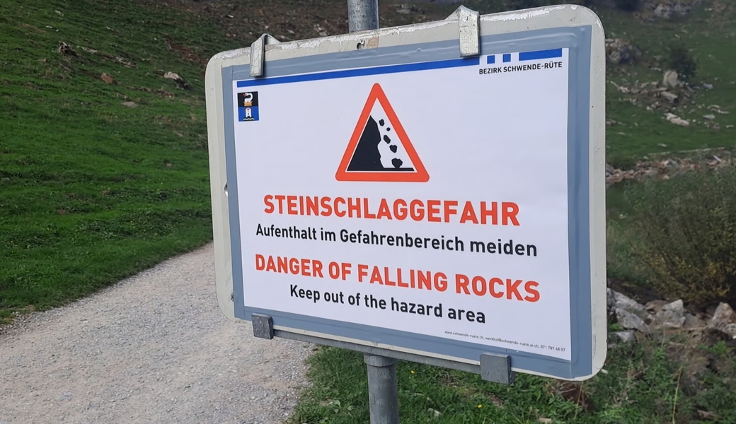 Hinweistafeln weisen Wandernde auf die Gefahr hin.