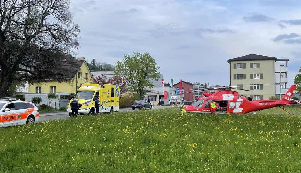 Zahlreiche Rettungskräfte standen im Einsatz. Die Rega landete in Balgach an der J. Schmidheinystrasse.  Zahlreiche Rettungskräfte standen im Einsatz. Die Rega landete in Balgach an der J. Schmidheinystrasse.