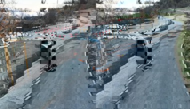 Auto kommt von Strasse ab und kippt – der Fahrer war ein Neulenker