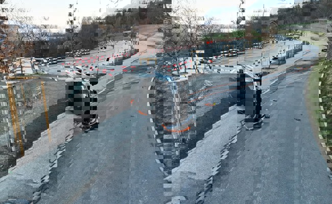 Auto kommt von Strasse ab und kippt – der Fahrer war ein Neulenker