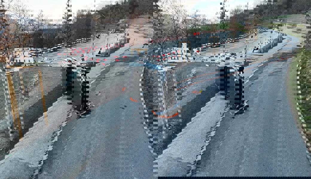 Auto kommt von Strasse ab und kippt – der Fahrer war ein Neulenker