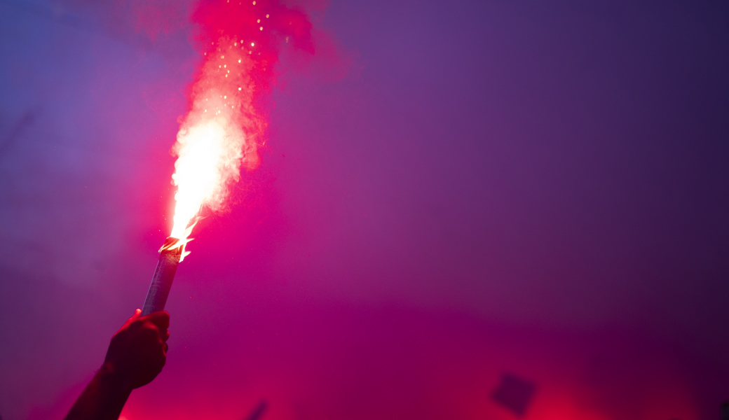 Mehrere Thun-Fans attackierten Polizisten.