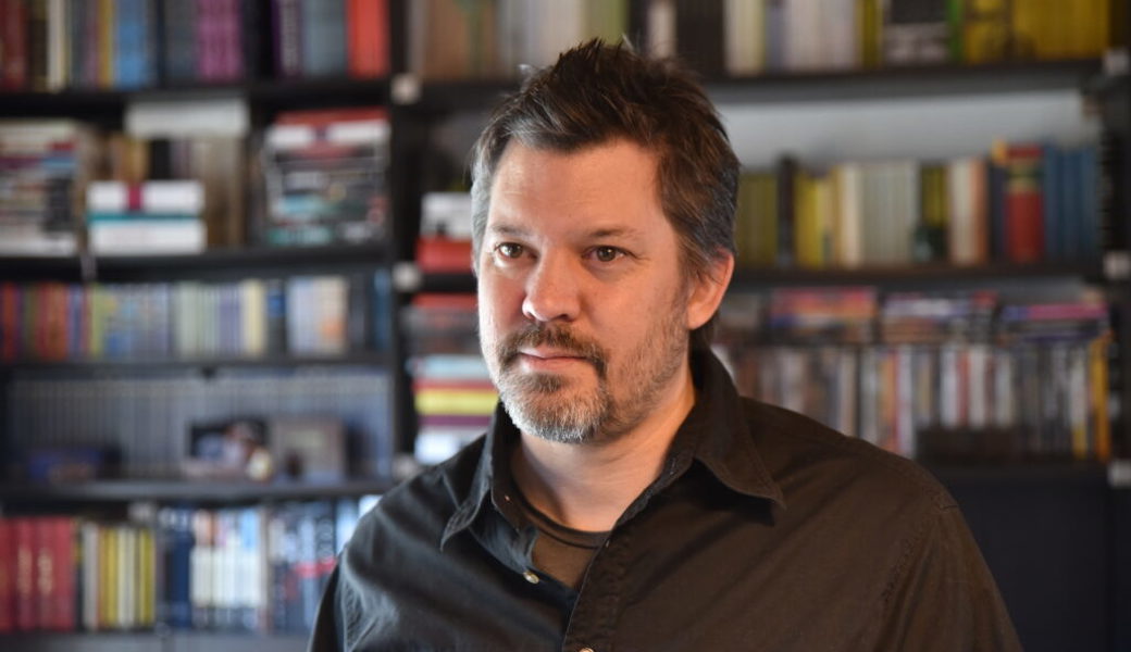  Der Grabser Autor Armin Öhri präsentiert mit «Schweizer Logout» seinen ersten Thriller. 