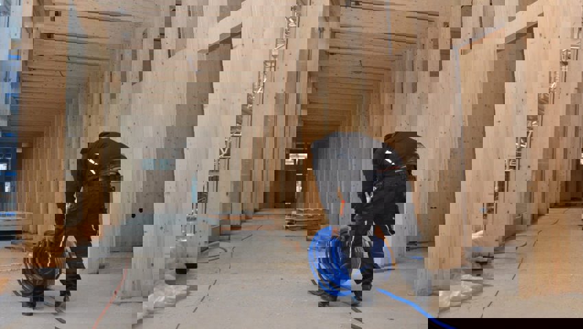  Geprägt von einheimischem Holz: Blick in den Innenausbau. 