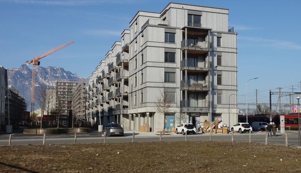 Bald 15’000 Einwohner? Die starke Wohnbautätigkeit in der Stadt Buchs wird auch künftig das Wachstum antreiben. Im Bild die Überbauung Rheincity beim Bahnhof.