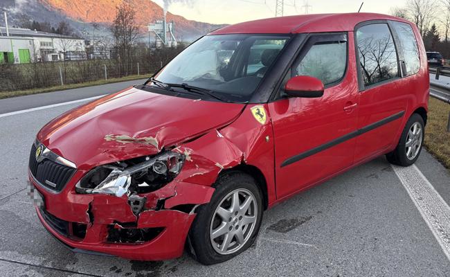 Langer Stau nach Auffahrunfall auf Autobahn im Morgenverkehr