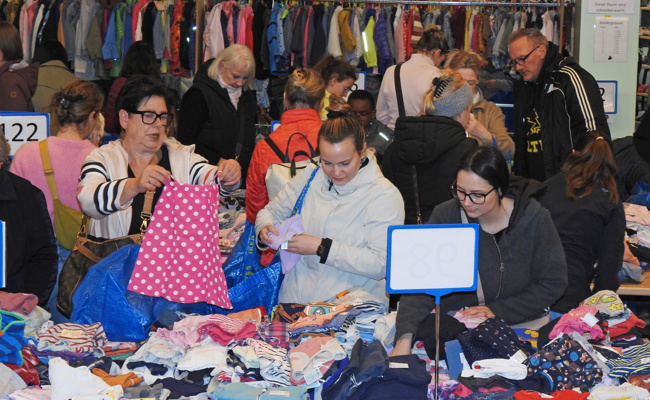 Die Kinderkleiderbörse ist ein Magnet für Schnäppchenjägerinnen