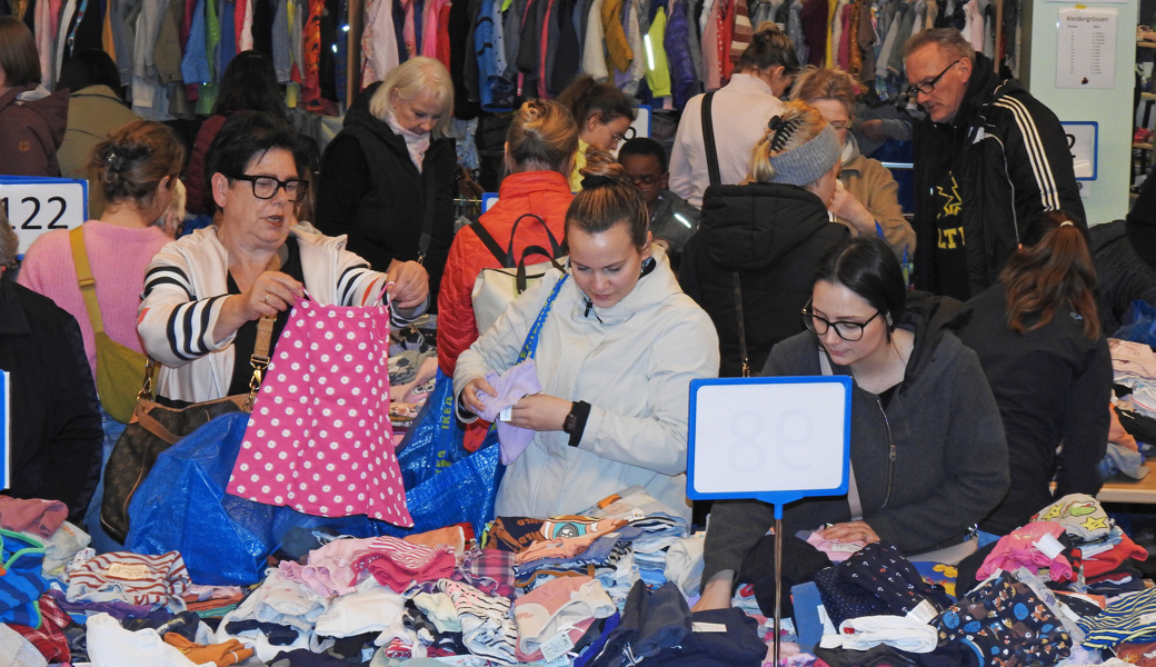 Die Kinderkleiderbörse ist ein Magnet für Schnäppchenjägerinnen