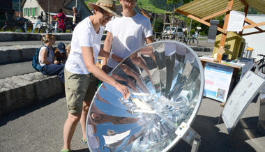 Neuer Verein zeigte auf, wie Raclettekäse mit Sonnenkraft geschmolzen werden kann