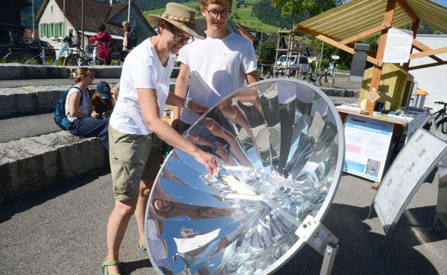 Neuer Verein zeigte auf, wie Raclettekäse mit Sonnenkraft geschmolzen werden kann