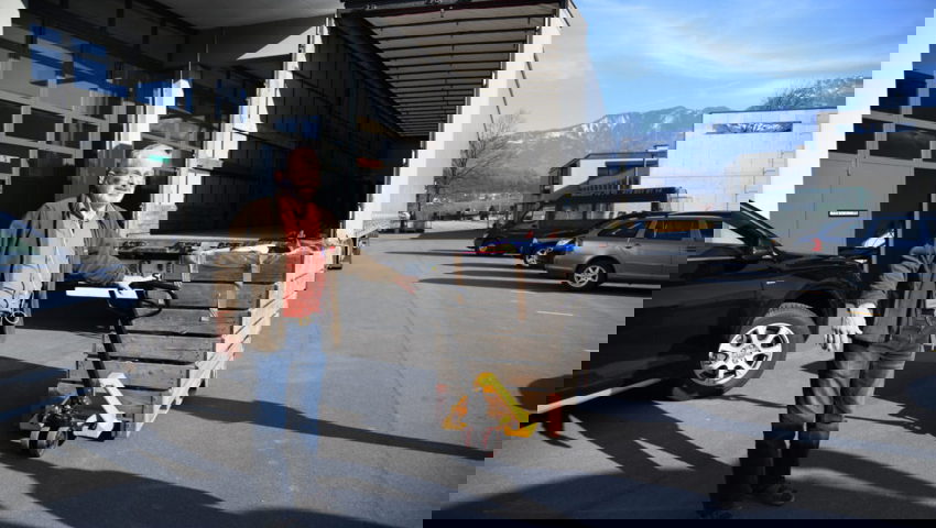  Die eingepackten Hilfsgüter wurden in den Lastwagen verladen. 