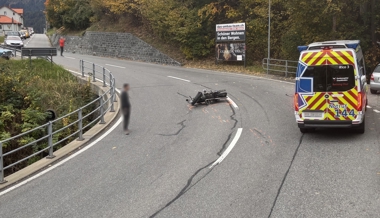 74-jähriger Motorradfahrer kollidiert mit Lieferwagen