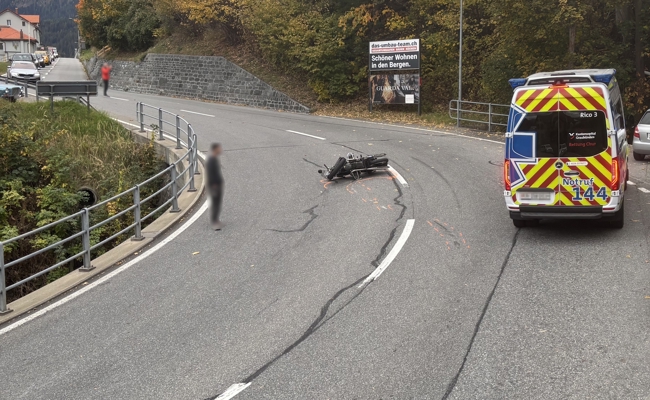 74-jähriger Motorradfahrer kollidiert mit Lieferwagen