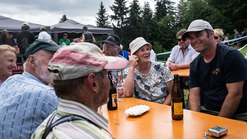 Die Stimmung am Bergrennen Hemberg ist wie immer friedlich und bestens.