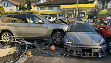 Auto rast nach Kollision auf Vorplatz und beschädigt Zaun, Gartenmobiliar und Autos