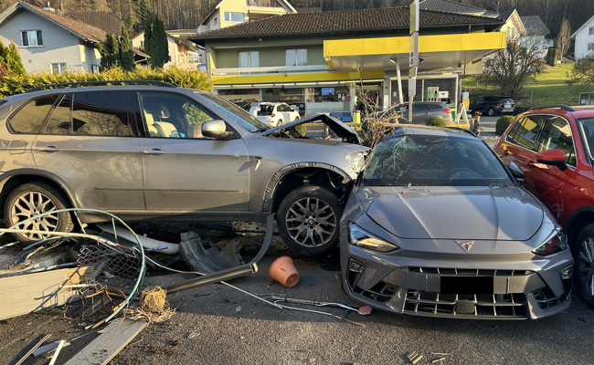Auto rast nach Kollision auf Vorplatz und beschädigt Zaun, Gartenmobiliar und Autos