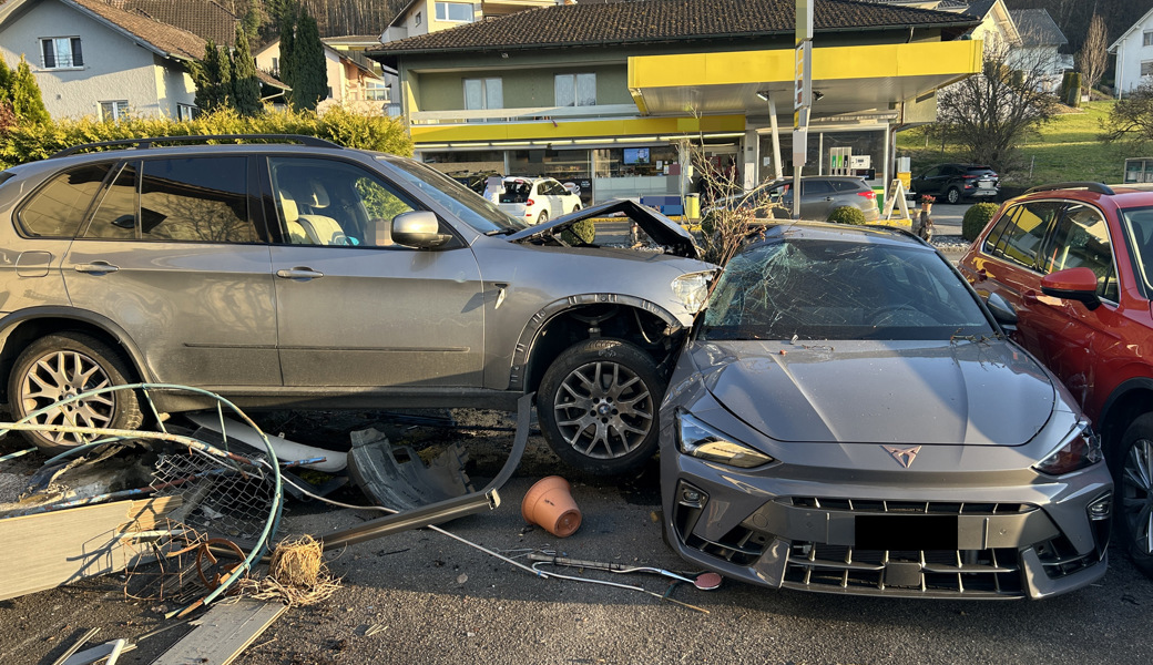 Auto rast nach Kollision auf Vorplatz und beschädigt Zaun, Gartenmobiliar und Autos