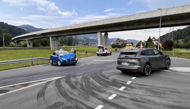 Kollision zwischen zwei Autos beim Einbiegen auf Umfahrungsstrasse