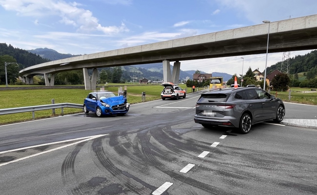 Kollision zwischen zwei Autos beim Einbiegen auf Umfahrungsstrasse
