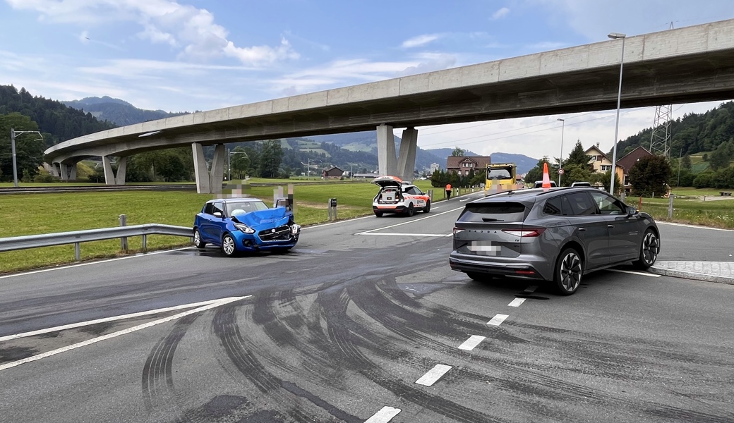 Kollision zwischen zwei Autos beim Einbiegen auf Umfahrungsstrasse