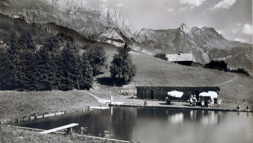  Das Schwimmbad Eichlitten vor imposanter Bergkulisse.