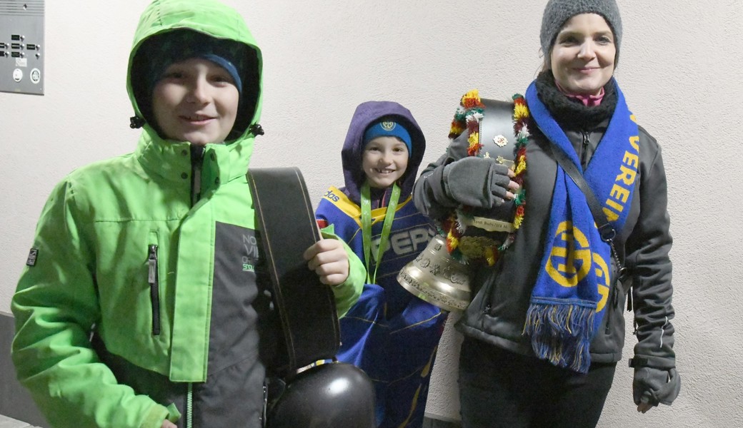 Fröhlich stellt sich dieses Trio noch im Trockenen parat.