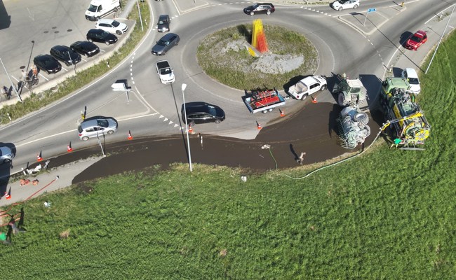 Güllefass im Kreisel gekippt: 8000 Liter Gülle ausgelaufen