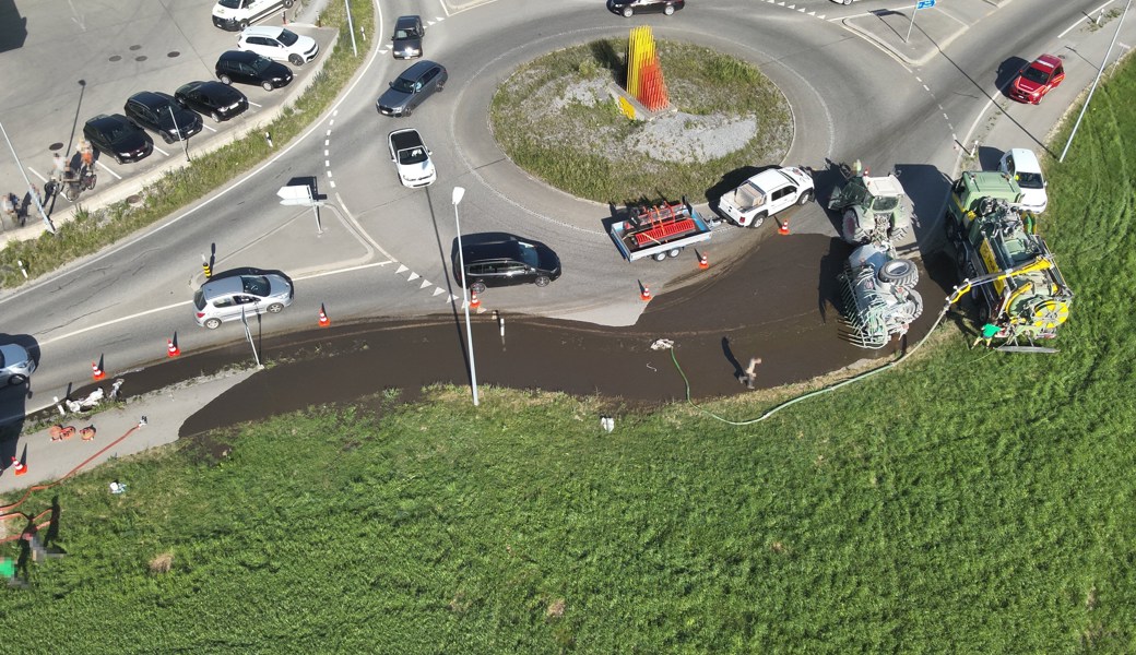 Güllefass im Kreisel gekippt: 8000 Liter Gülle ausgelaufen