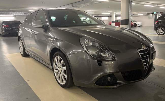 Erst Säule, dann parkiertes Auto touchiert: Fahrerflucht