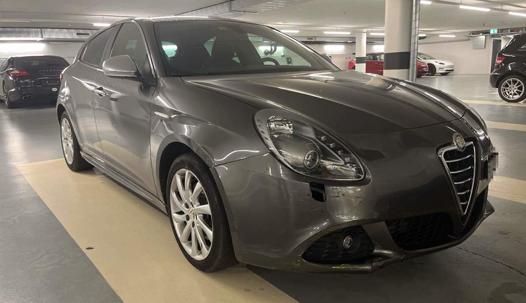 Die Unfalllenkerin verliess die Tiefgarage, ohne sich um den Schaden zu kümmern.