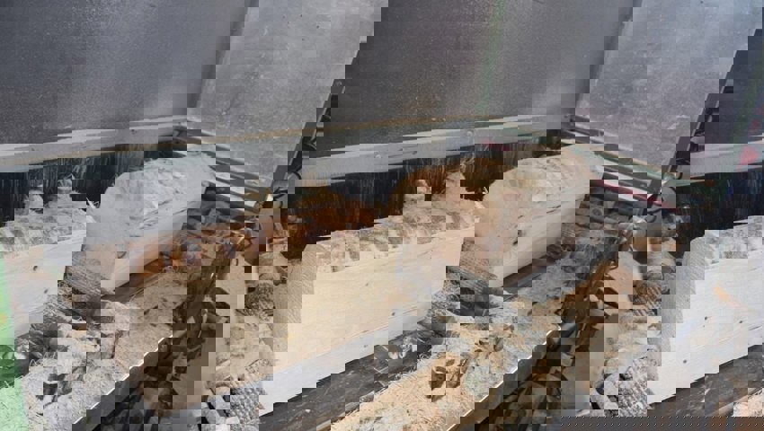  Durch ein spezielles Zerspanungsverfahren wird Holzwolle produziert.