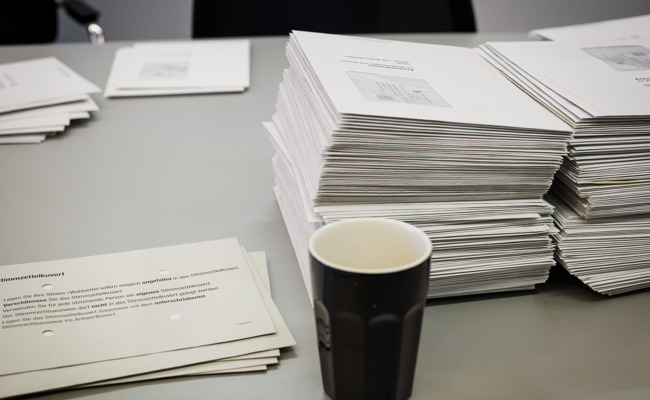 Tausende stimmen ab, Einzelne zählen aus: Ein Blick ins Wahlbüro