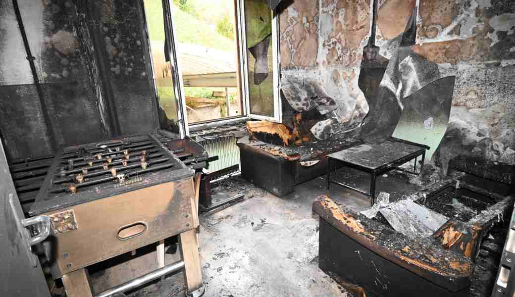 Ausgebrannt, der Grund ist unklar: Raum einer Asylunterkunft im Rheintal.