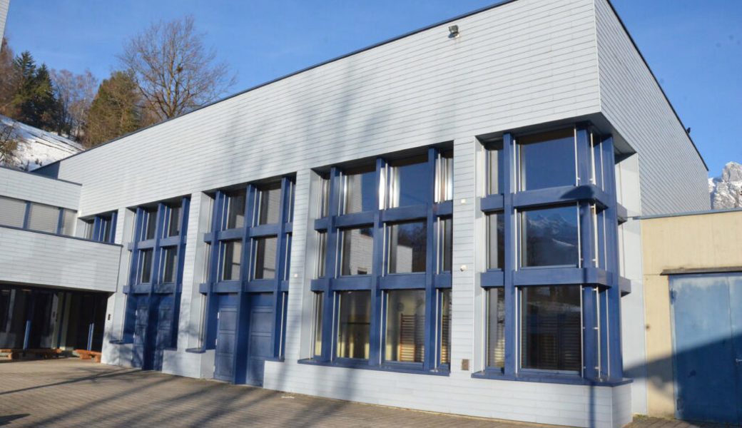  Die 50-jährige Turnhalle und Gemeindesaal ist sanierungsbedürftig. 