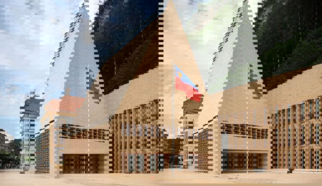  Beim Landtagsgebäude wurde eine Fahne gestohlen. 