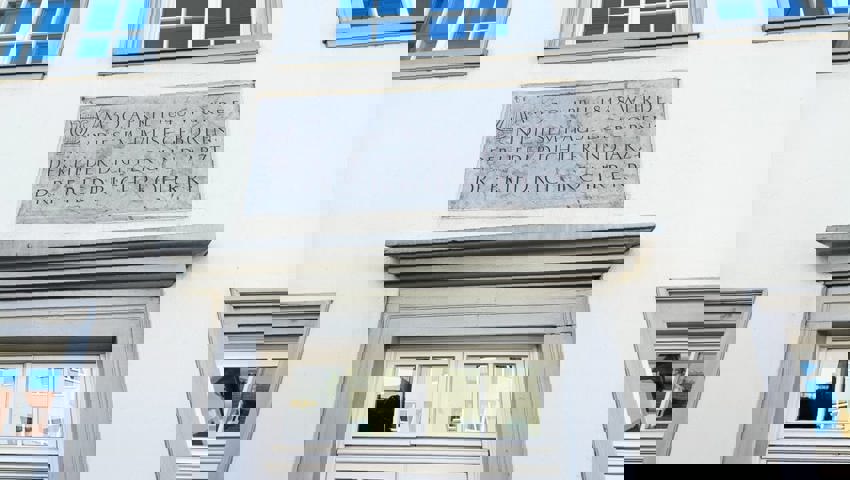  Die bronzene Tafel erinnert an den Sohn des Bauherrn. 