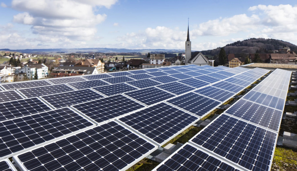 Mittags liefern die Photovoltaikanlagen in der Ostschweiz am meisten Strom. 