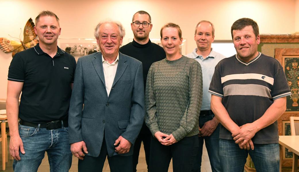 Von links: der zukünftige Präsident Raphael Weder, der bisherige Präsident Markus Rohrer, Gemeinderatsvertreter Reto Fluor, Aktuarin Julia Berner und die beiden Verwaltungskommissionsmitglieder Matthias Hutter und René Müller.